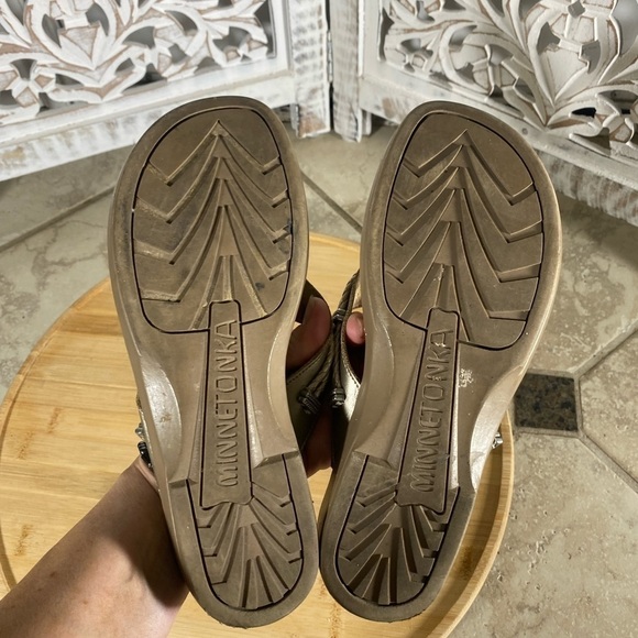 Minnetonka Gold leather Thong Sandal Slip On Women's Size  8 Rope & Silver. - Picture 8 of 9